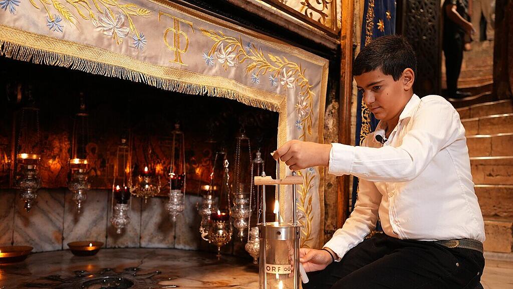 Jeries Fadi Khier entzündete das Friedenslicht in Bethlehem