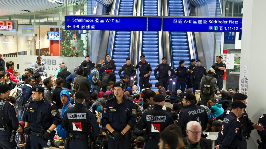 Flüchtlinge in Salzburg: Hauptbahnhof in der Nacht auf Mittwoch