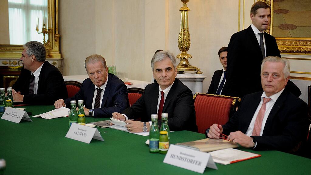 v.l.: Finanzminister Hans Jörg Schelling, Vizekanzler Reinhold Mitterlehner, Bundeskanzler Werner Faymann und Sozialminister Rudolf Hundstorfer.