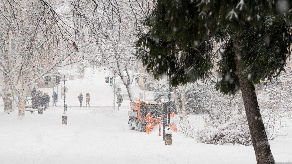 Schnee sorgt für Unfälle und Verkehrschaos: Innenstadt versinkt im Schnee