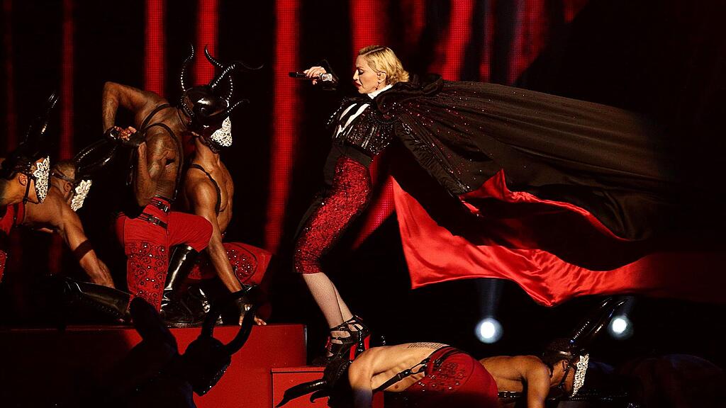 Nur wenige Sekunden, nachdem dieses Foto gemacht wurde, stürze Madonna die Treppe rückwärts hinunter.