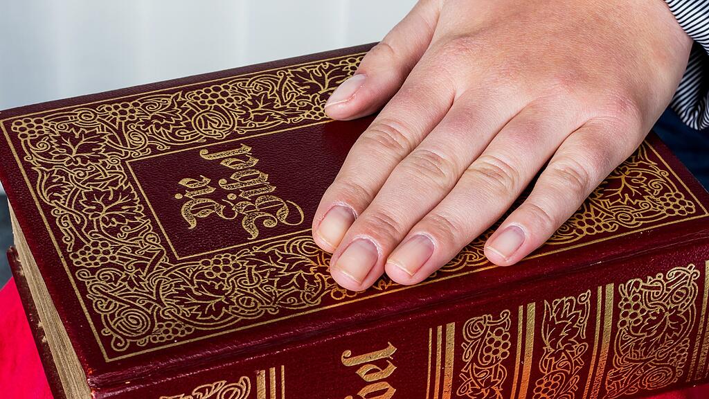 Die Frau versteckte das Geld in einer Bibel in der Kirche. (Symbolbild)