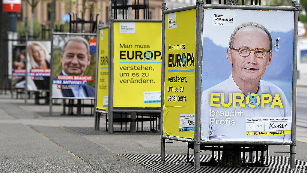 Wahlplakate soweit das Auge reicht