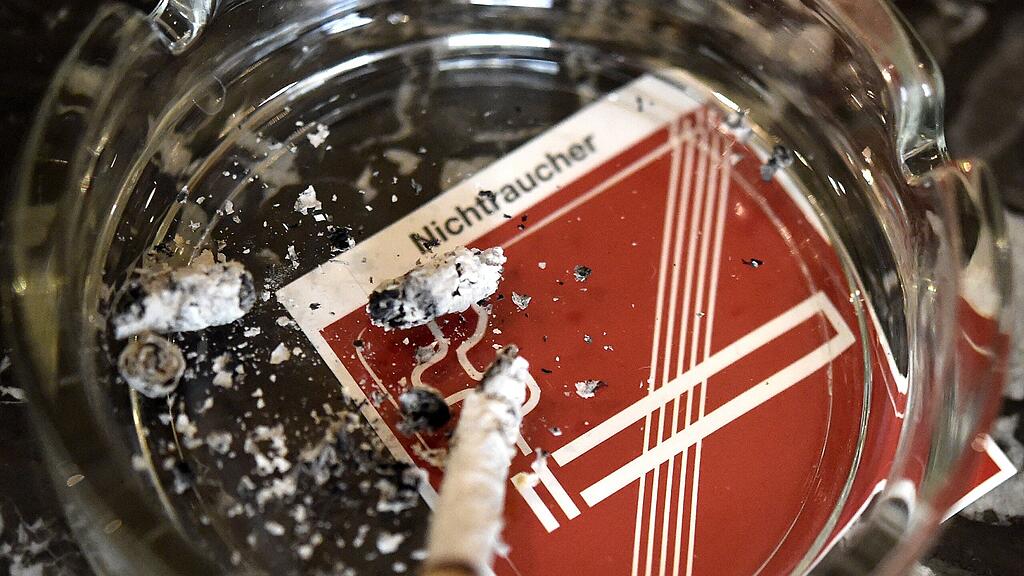 Das Rauchverbot für Jugendliche unter 18 Jahren wird diskutiert.