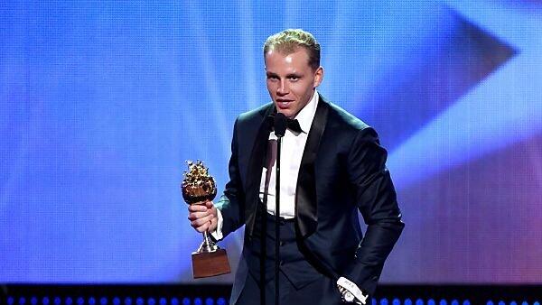 Chicago-Blackhawks-Stürmer Patrick Kane mit der Hart Trophy