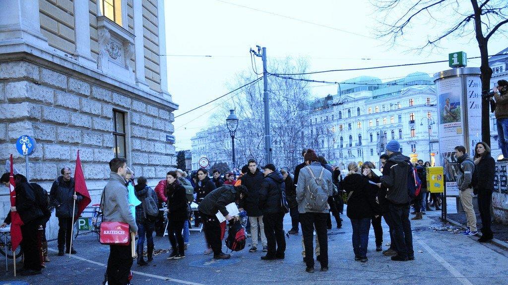 Akademikerball 2013: Demonstranten versammeln sich vor der Hauptuni