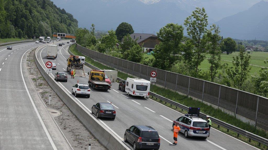 A10: Wohnwagen kippt um