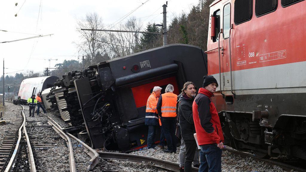 Aufräumarbeiten nach Zugunfall bei Klosterneuburg