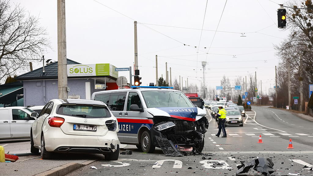 Polizeiauto contra Auto auf Münchner Bundesstraße