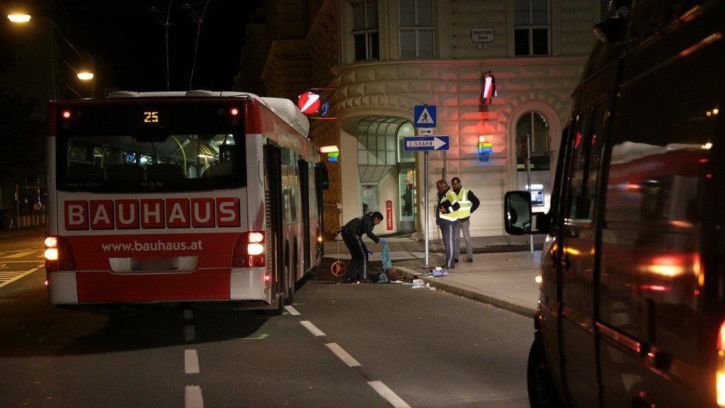 Frau von Bus überrollt, II