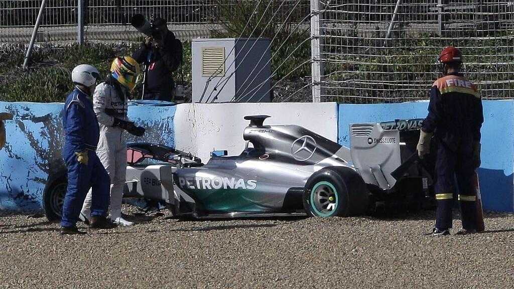 Hamilton krachte mit seinem neuen Formel-1-Mercedes in die Reifenstapel.
