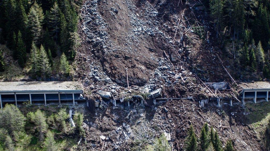 Massiver Felssturz auf Felbertauernstraße vor Matrei in Osttirol