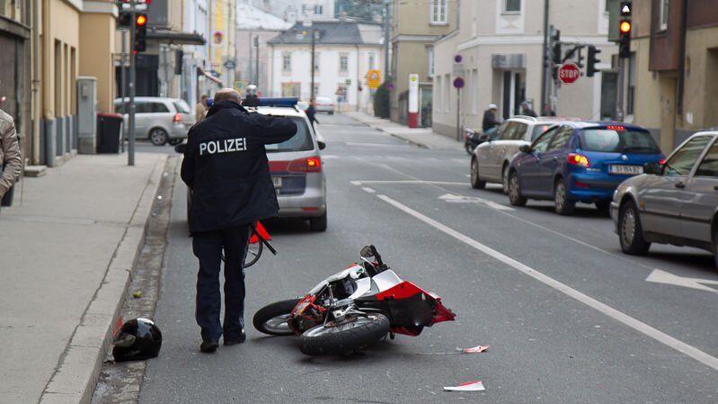 Der Moped-Lenker wurde bei dem Unfall leicht verletzt.