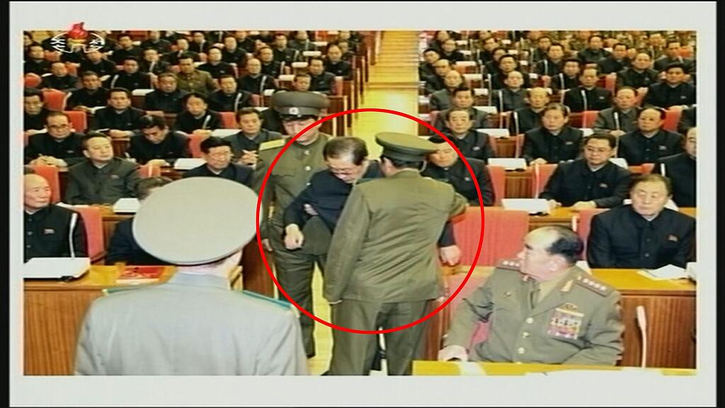 Im Staatsfernsehen veröffentlichte Bilder zeigten, wie der in Ungnade gefallene Spitzenfunktionär von Polizisten aus einer Gremiensitzung abgeführt wurde.