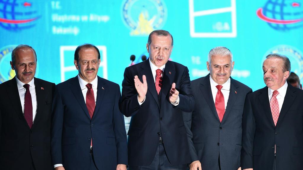Riesiger Flughafen in Istanbul eröffnet