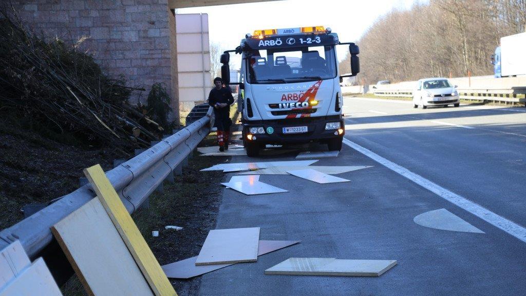 Ladegut auf A1 verstreut