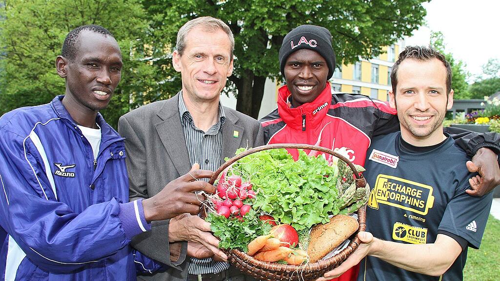 Im Bild von links: Sammy Kiptoo, Peter Hecht (Bio Austria), Edwin Kemboi und der Salzburger Karl Aumayr.