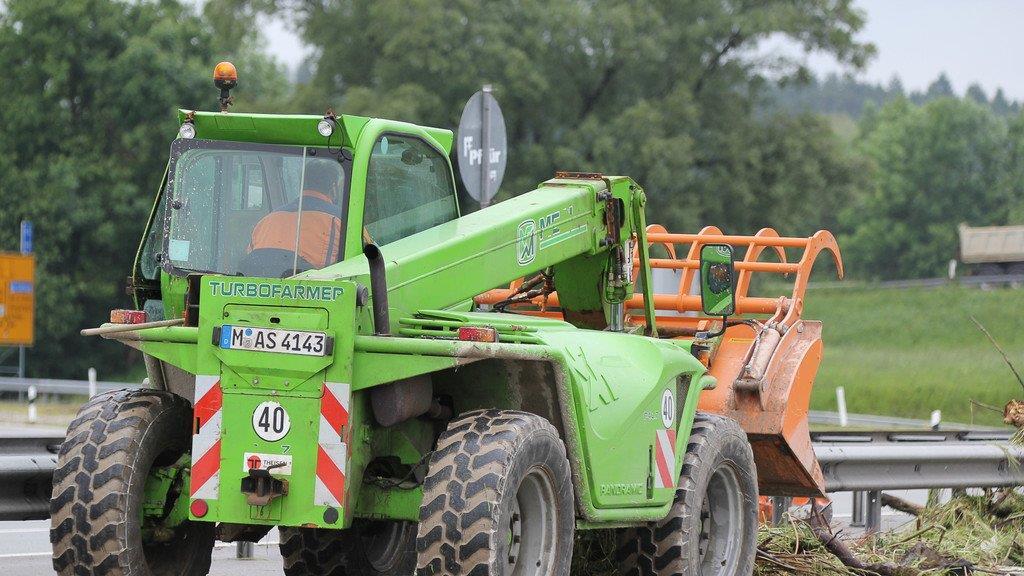 Aufräumarbeiten an der A8
