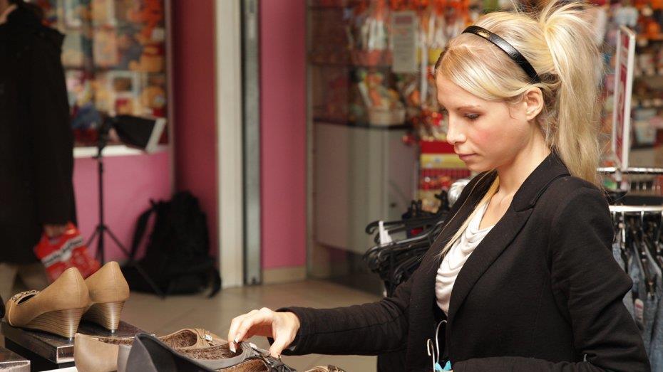 Christina "Mausi" Lugner und Anastasia "Katzi" Sokol im INterview und beim Shoppen