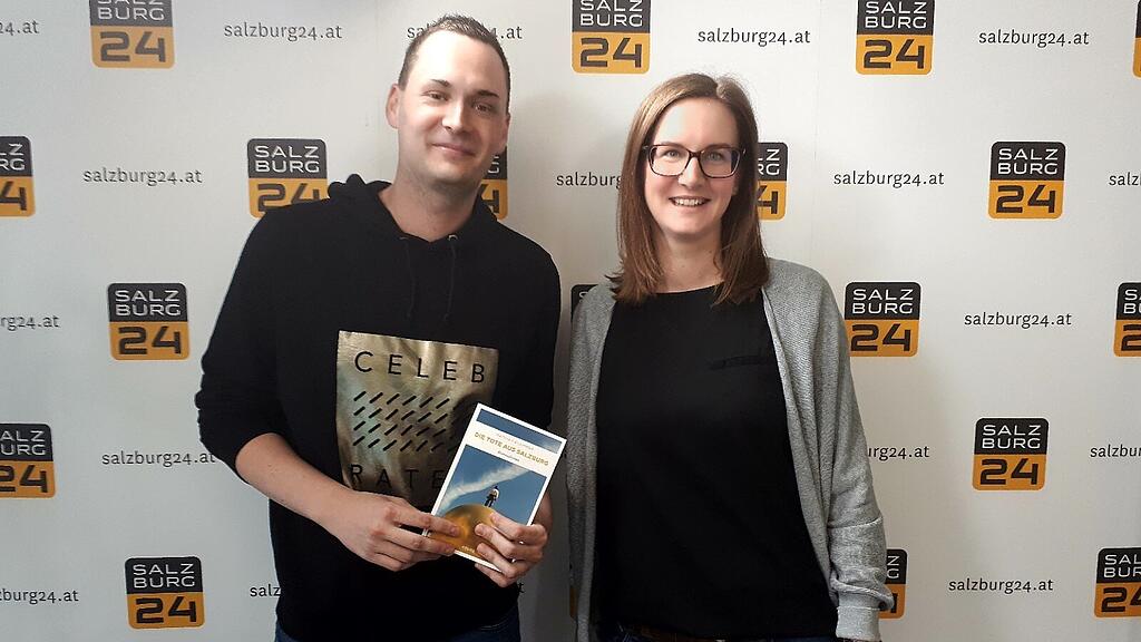 Redakteurin Michaela Berger (re.) mit dem Salzburger Autor Mathias Klammer.
