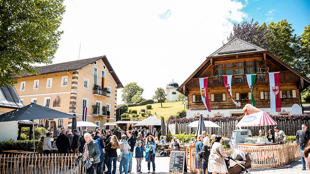 Maibaumaufstellen beim Gasthof Maria Plain