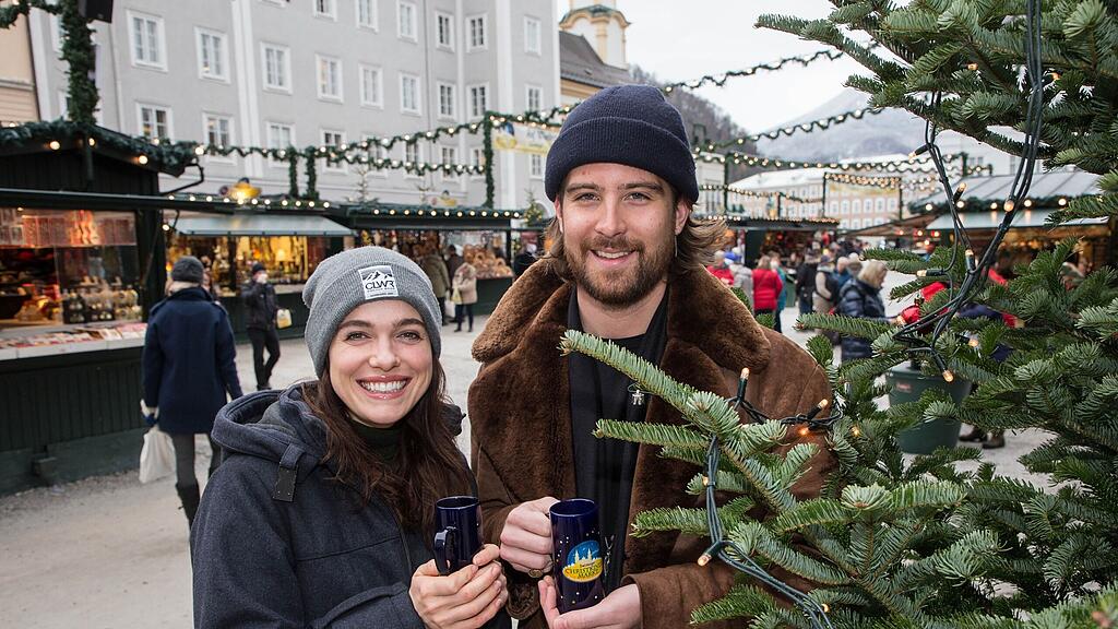 Schauspielerin Verena Altenberger und Makemakes-Sänger Dodo statteten dem Salzburger Christkindlmarkt einen Besuch ab.