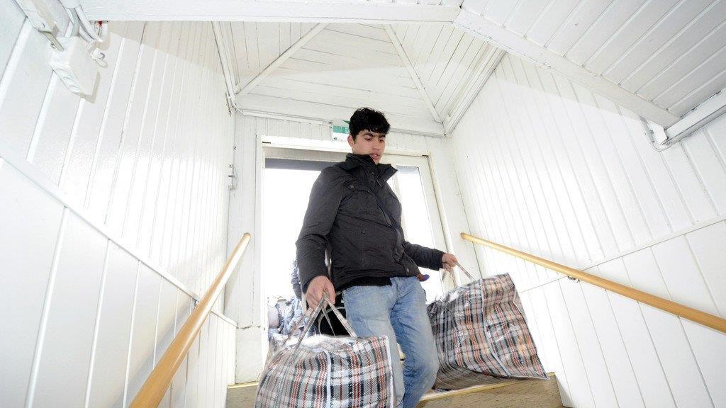 Flüchtlinge verlassen die Votivkirche und ziehen ins Servitenkloster