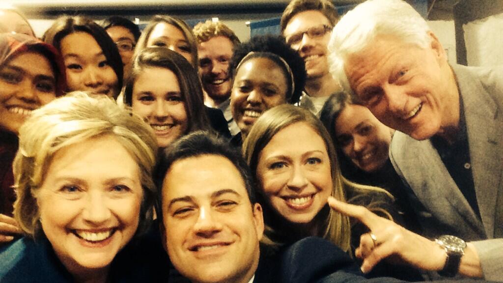 Ein Selfie mit drei Clintons kriegt auch nicht jeder.
