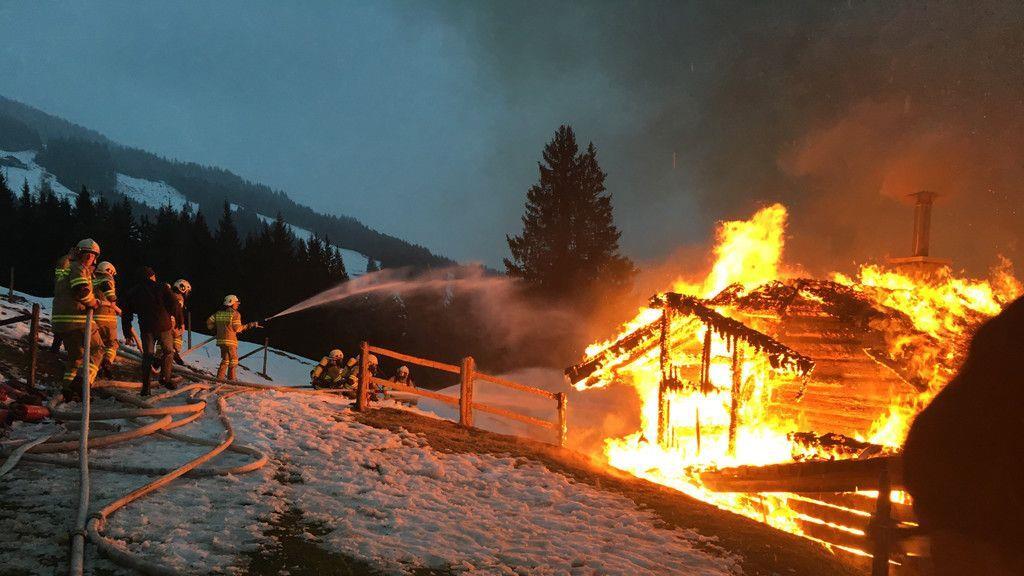 Ederalm in Saalbach-Hinterglemm in Vollbrand, I