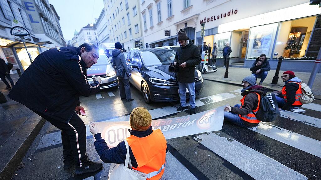 Klebe-Protest vor Wiener Schulen