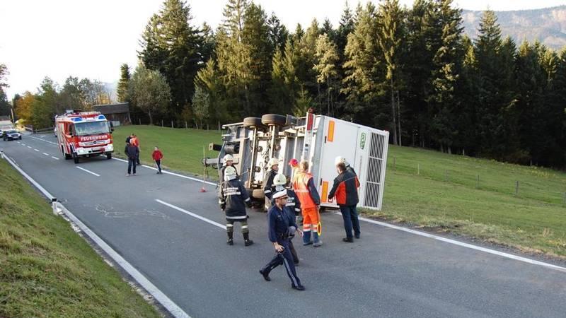 Lkw-Anhänger umgekippt