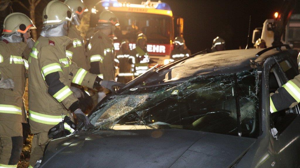 Abtenau: Pkw mit fünf Insassen prallt auf B162 gegen Baum