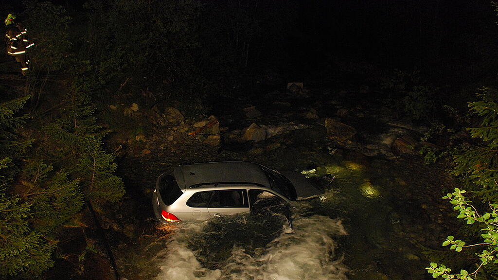 Bad Gastein: Auto stürzt in Bach