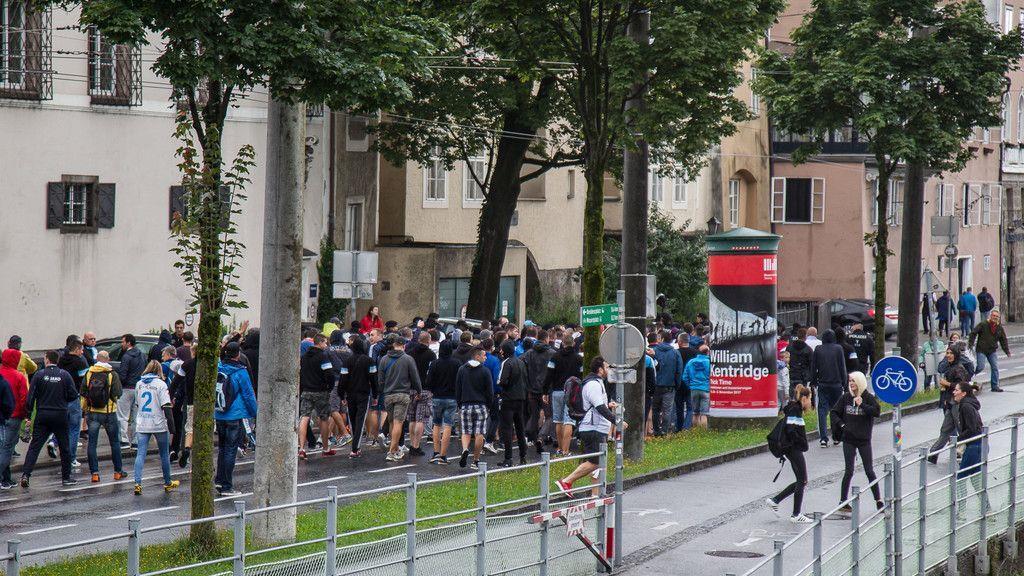 Kroatische Fans marschieren durch Altstadt
