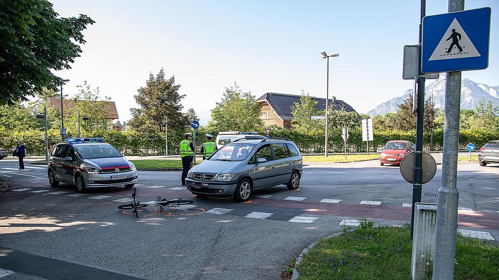 Salzburg-Süd: Auto erfasst Radfahrerin (9)