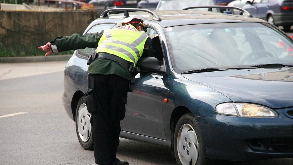 Die falschen Polizisten nötigten den Italiener zum Anhalten an der Raststätte Golling.