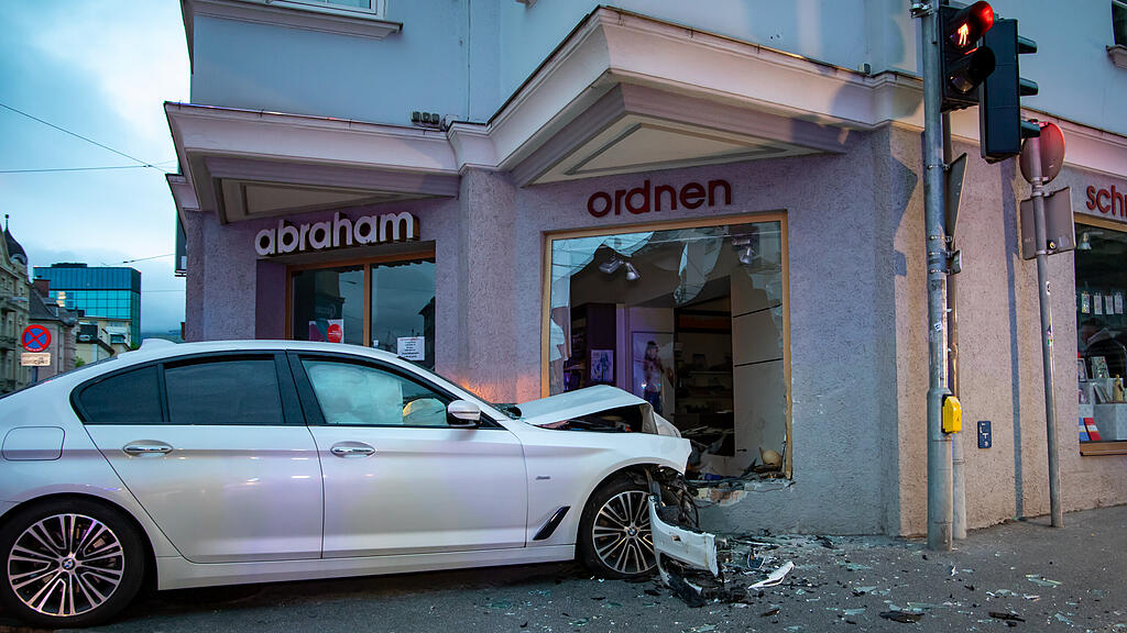20210515_fmt_PKW_crasht_in_auslage_mw-3.jpg
