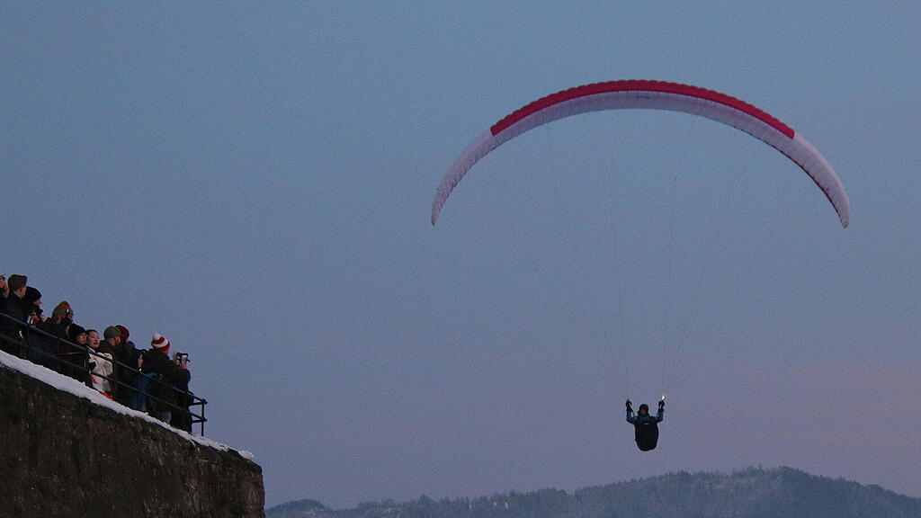 1. Adventlichterlflug der Paragleiter \u00fcber der Stadt Salzburg