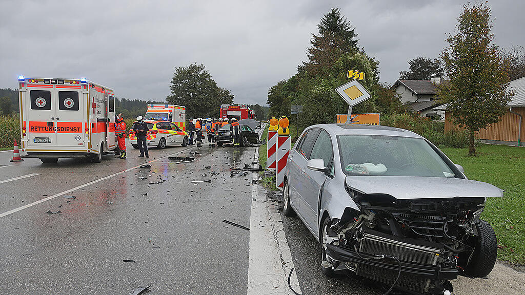 B20: Pkw-Crash mit drei Verletzten in Piding