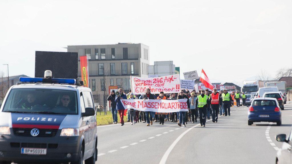 Demo gegen Asylwerberquartier in Straniakstraße