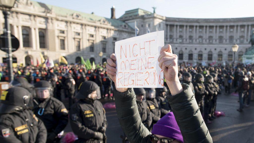 Demonstration gegen neue ÖVP/FPÖ-Regierung in Wien