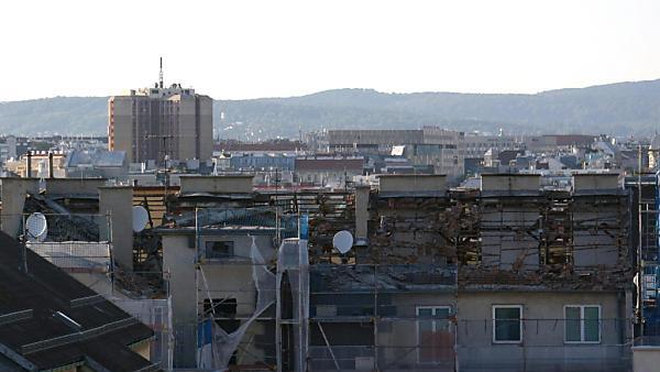 Das Hausdach wurde durch die Explosion angehoben