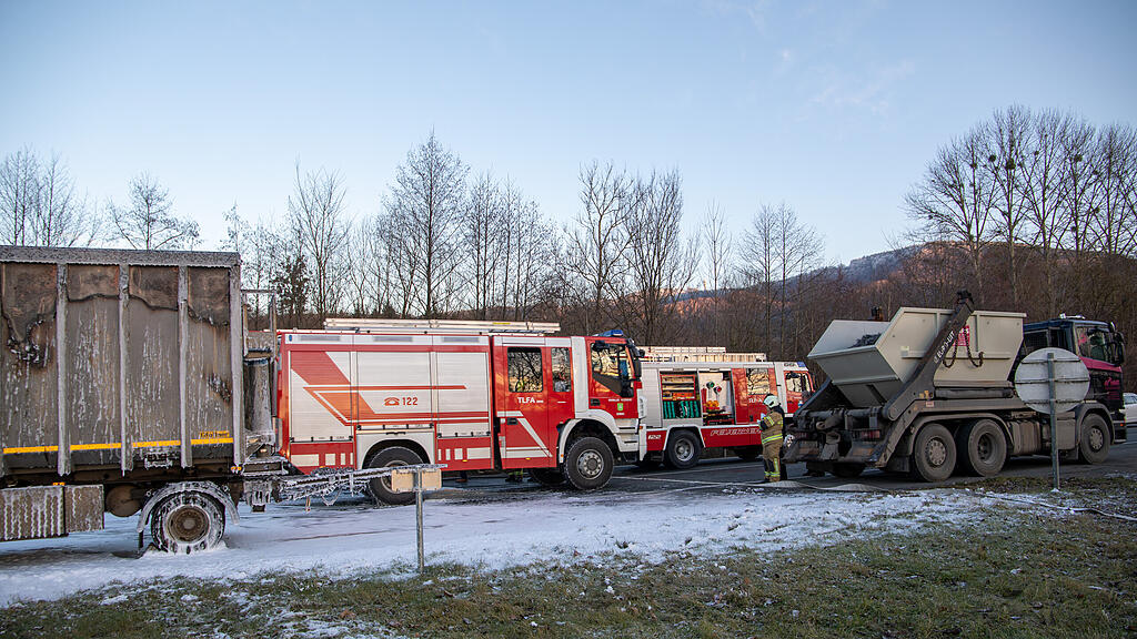Lkw-Anh\u00e4nger in Nu\u00dfdorf in Vollbrand