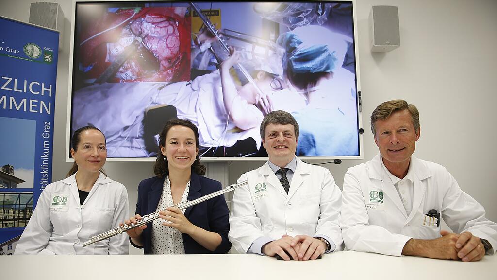 Die Flötistin hat die Wach-Operation gut überstanden.