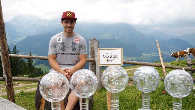 Mit seinen fünf großen Kristallkugeln strahlte Marcel Hirscher auf "seiner" Stuhlalm über das ganze Gesicht.