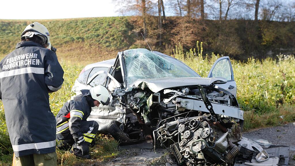 Zwei Autos crashten in Burgkirchen.