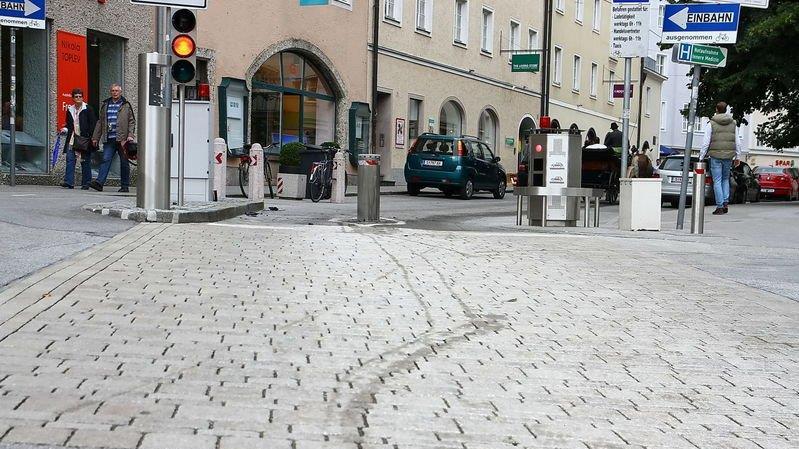 Deutscher Pkw prallt in Poller