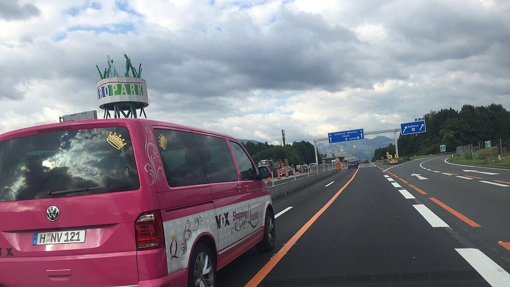 Der markante „Shopping Queen“-Bus vor dem Salzburger Europark.