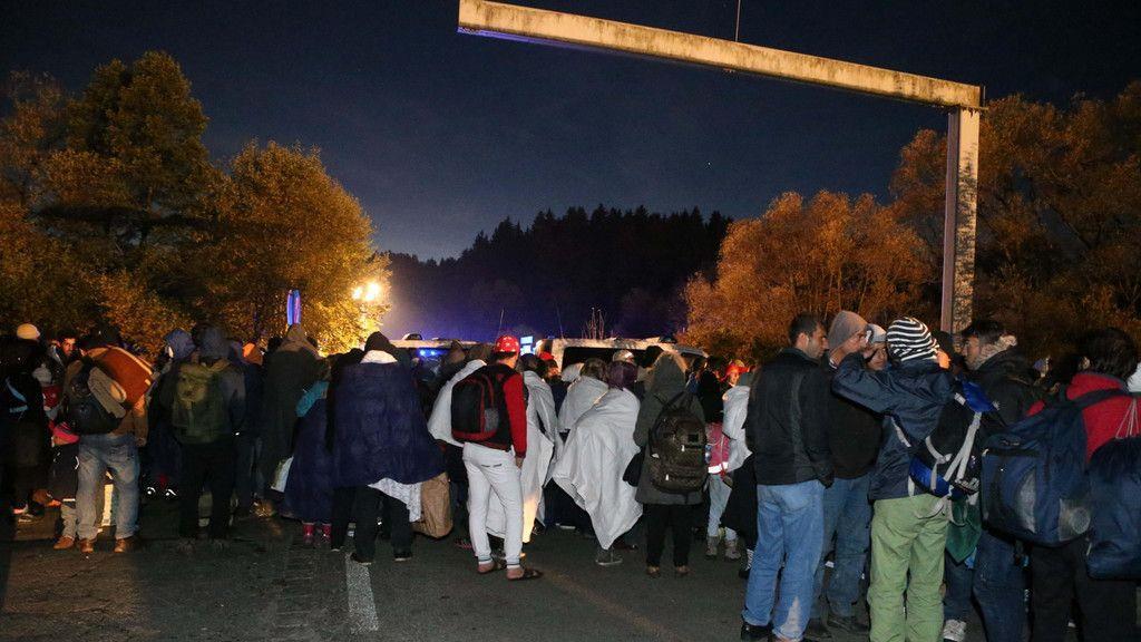 OÖ: Zahlreiche Flüchtlinge verbringen Nacht an Grenze