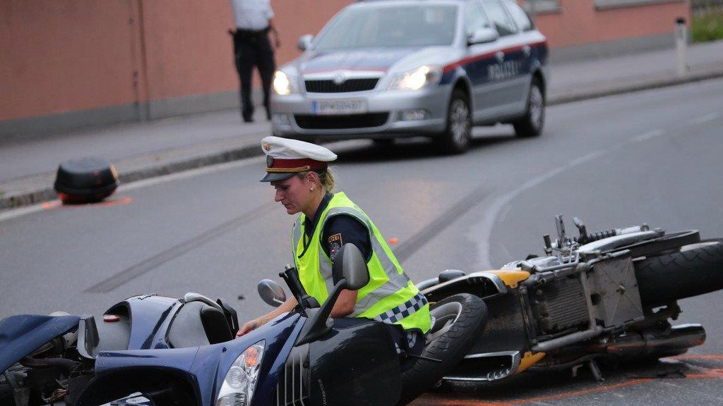 Harley-Fahrer schleudert in Gegenverkehr
